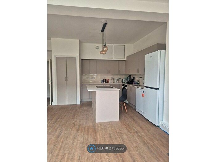 3 Bedroom Flat To Rent In Harpenden Road, London, SE27