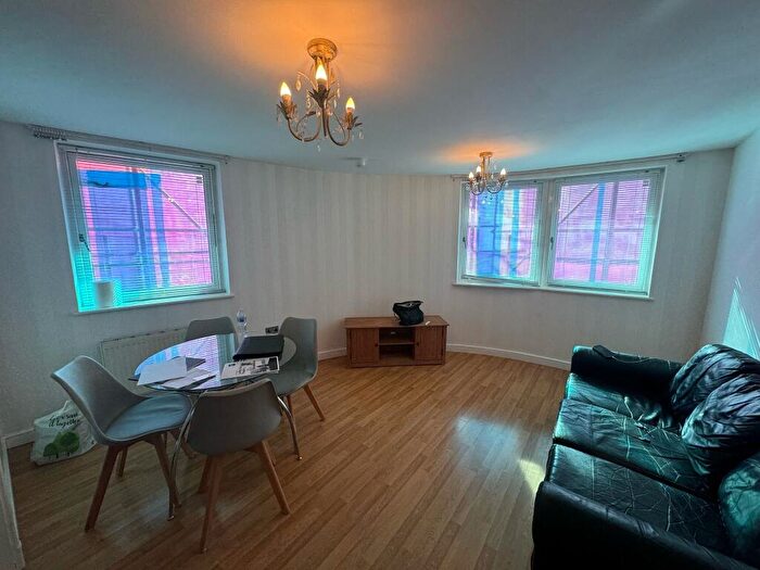 2 Bedroom House To Rent In Royal Quay, L3