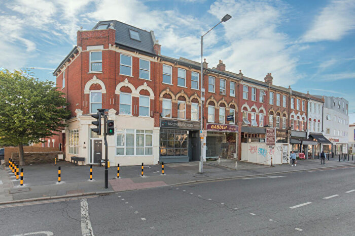 2 Bedroom Flat For Sale In Kingston Upon Thames, KT2