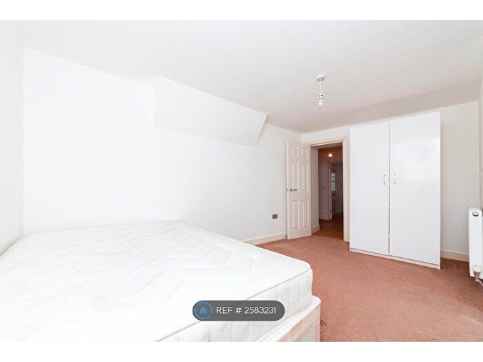 3 Bedroom Flat To Rent In Glengall Road, London, SE15