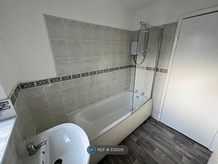 2 Bedroom Flat To Rent In Alwoodley, Leeds, LS17