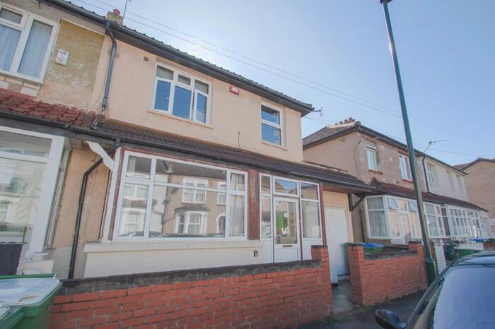 3 Bedroom End Of Terrace House To Rent In Warwick Road, Welling, Kent, DA16