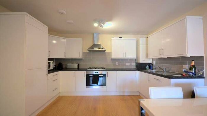 2 Bedroom Apartment To Rent In Windermere Gate, Bracknell, RG12