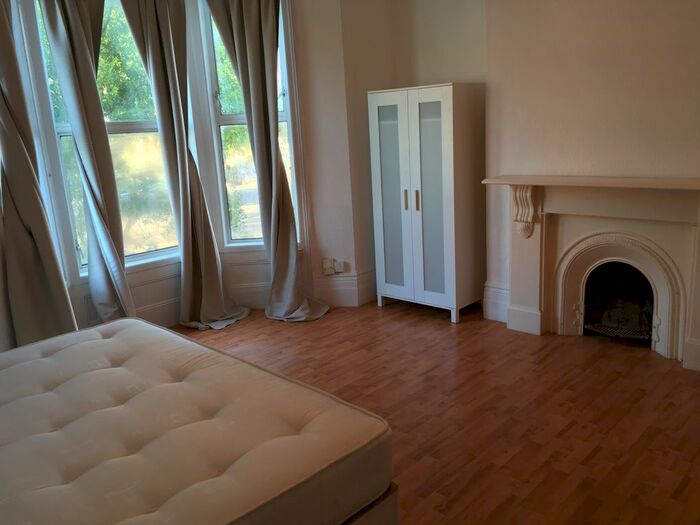 Studio To Rent In Very Near Grange Park Area, Ealing Broadway South, W5