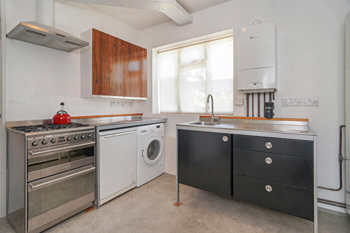 2 Bedroom Flat To Rent In Dowson Court, Belmont Grove, London, SE13