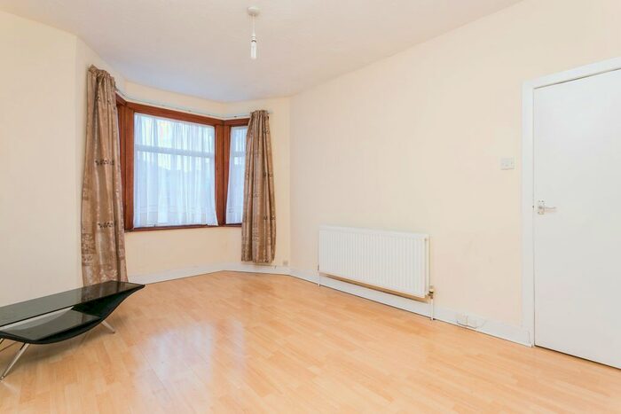 2 Bedroom Flat To Rent In Lansdowne Road, Seven Kings, Ilford, IG3