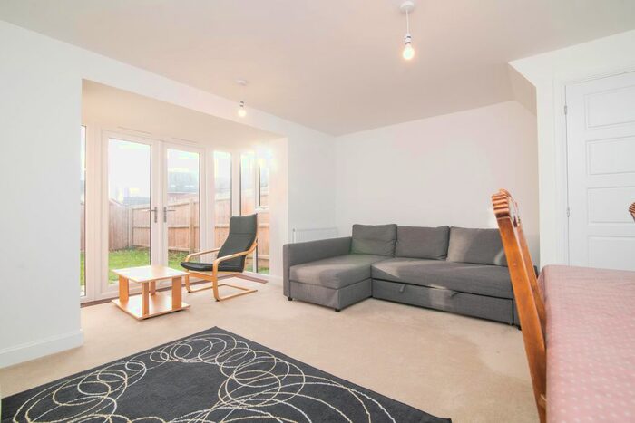 3 Bedroom Semi-Detached House To Rent In Robin Close, Coventry, CV4