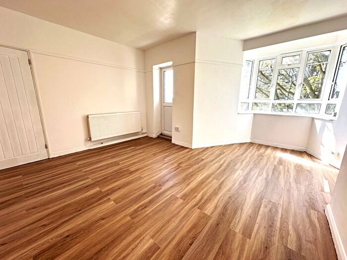 3 Bedroom Flat To Rent In Shepherd's Bush, London, W12