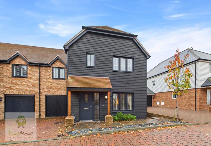 3 Bedroom Semi-Detached House For Sale In Oakleigh Grove, Cliffe Woods, Rochester, ME3