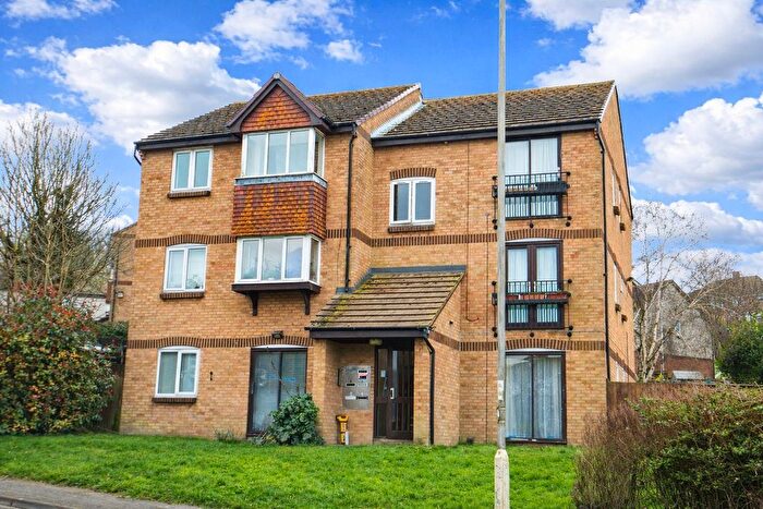 2 Bedroom Flat For Sale In Dunedin Drive, Dover, Kent, CT16