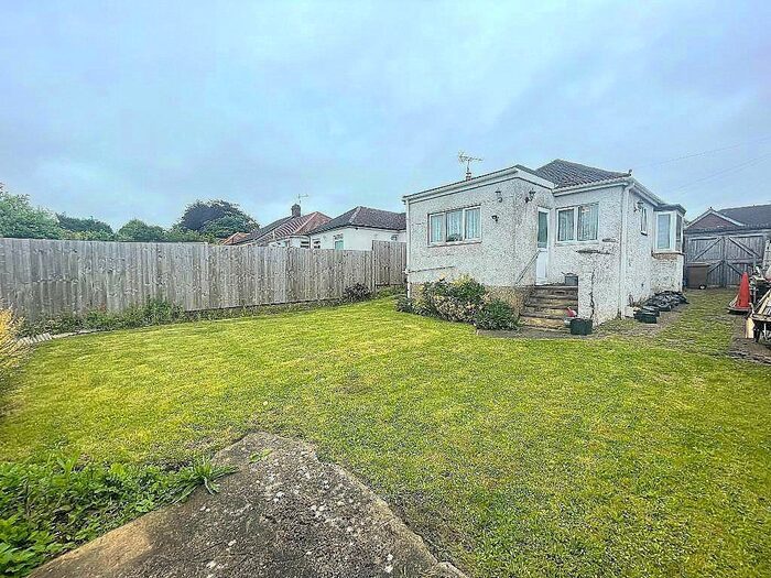 2 Bedroom Bungalow For Sale In Grasmere Avenue, Warden Hills, Luton, Bedfordshire, LU3