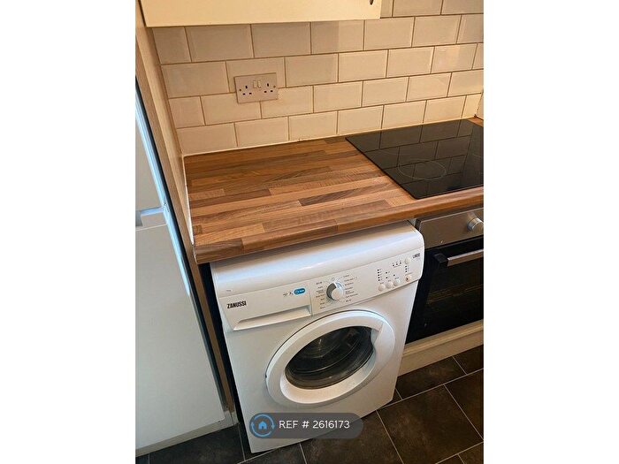 1 Bedroom Flat To Rent In Owendale, London, SE19