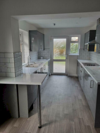 4 Bedroom Detached House To Rent In Fieldgate Road, Luton, Bedfordshire, LU4