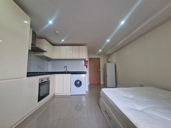 Studio To Rent In Roading Lane South, Woodford Green, IG8