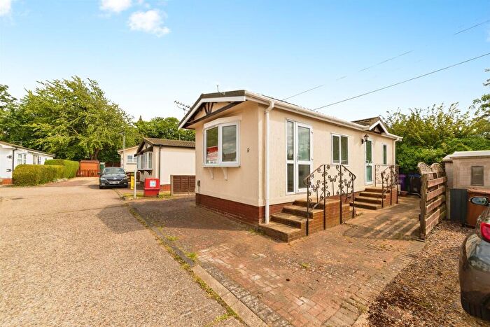 2 Bedroom Park Home For Sale In Hillcrest Park, Letchworth Garden City, SG6