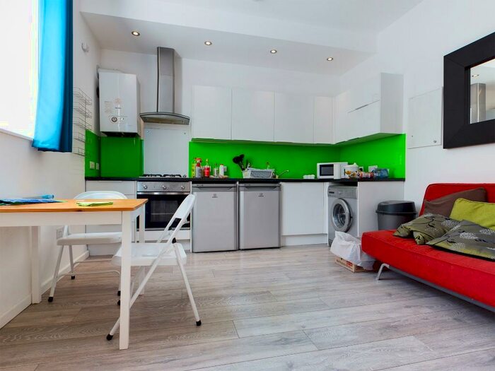 2 Bedroom Flat To Rent In Bear Road, BN2