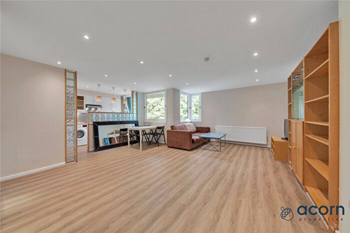 3 Bedroom Flat To Rent In Britten Close, Golders Green, London, NW11