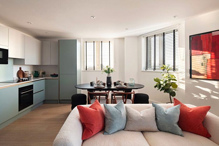 3 Bedroom Flat For Sale In Herne Hill Road, London, SE24