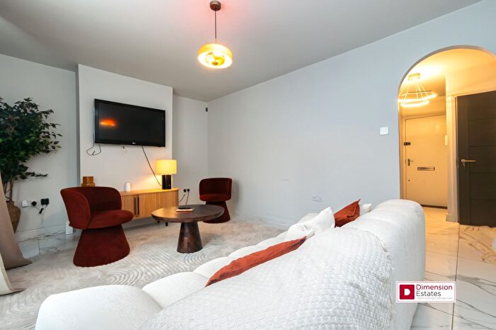 3 Bedroom Maisonette To Rent In Wyllen Close, Whitechapel, London, E1
