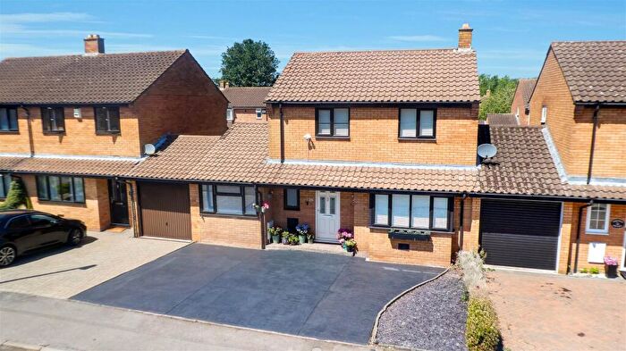 3 Bedroom Link Detached House For Sale In Dexter Avenue, Oldbrook, Milton Keynes, MK6