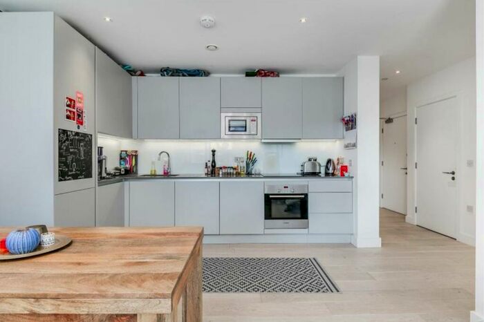 2 Bedroom Apartment To Rent In Cobalt Place, London, SW11