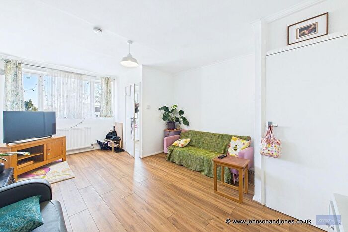 2 Bedroom Flat To Rent In Ongar Parade, Addlestone, KT15