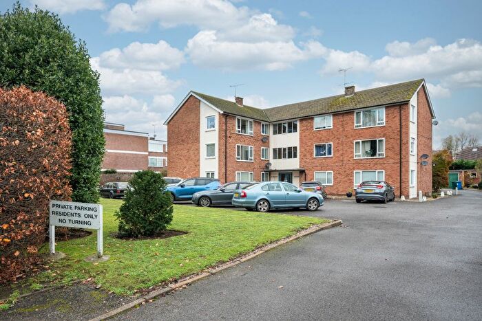2 Bedroom Flat For Sale In Chertsey Road, Shepperton, Surrey, TW17