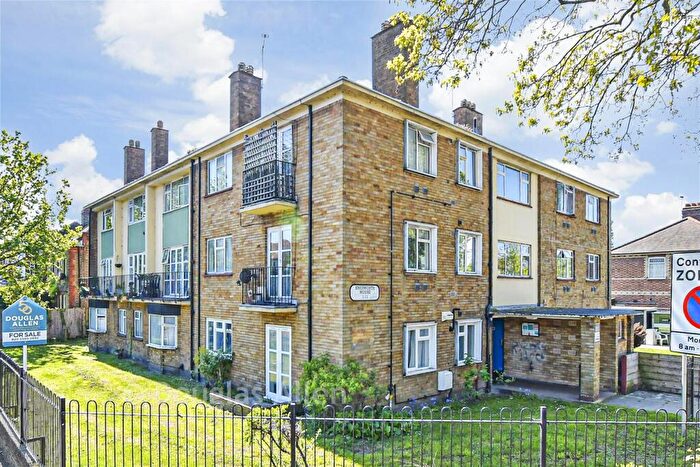 2 Bedroom Apartment For Sale In Chingford Road, Walthamstow, E17
