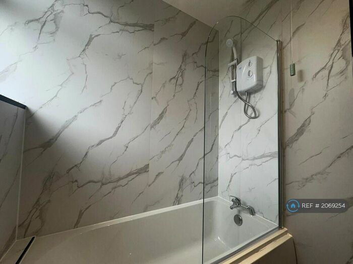 3 Bedroom Flat To Rent In Yair Drive, Glasgow, G52