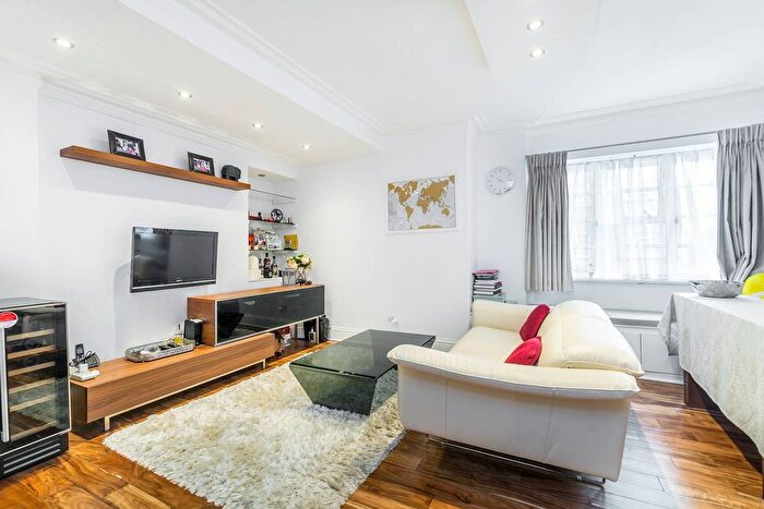 3 Bedroom Flat To Rent In Vicarage Gate, Kensington, London, W8