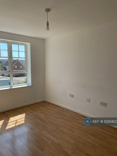 2 Bedroom Flat To Rent In Greenhaven Drive, London, SE28