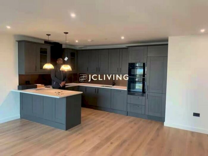 3 Bedroom Flat To Rent In Emery Way, London, E1W