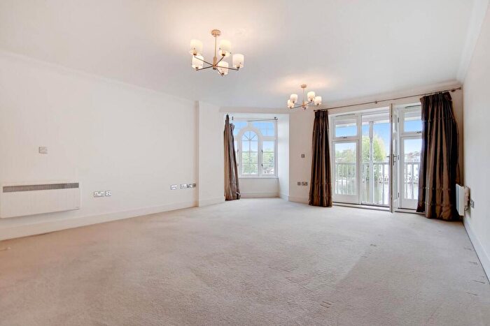 3 Bedroom Flat For Sale In Bridge Road, Hampton Court, East Molesey, KT8