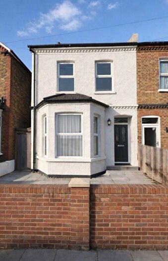 4 Bedroom Semi-Detached House For Sale In Apsley Road, London, SE25
