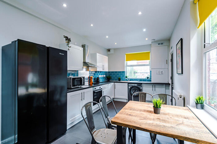6 Bedroom Property To Rent In Rolleston Drive, Nottingham, NG7