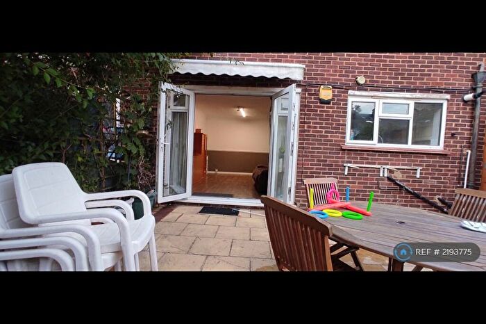2 Bedroom Maisonette To Rent In Common Road, Slough, SL3