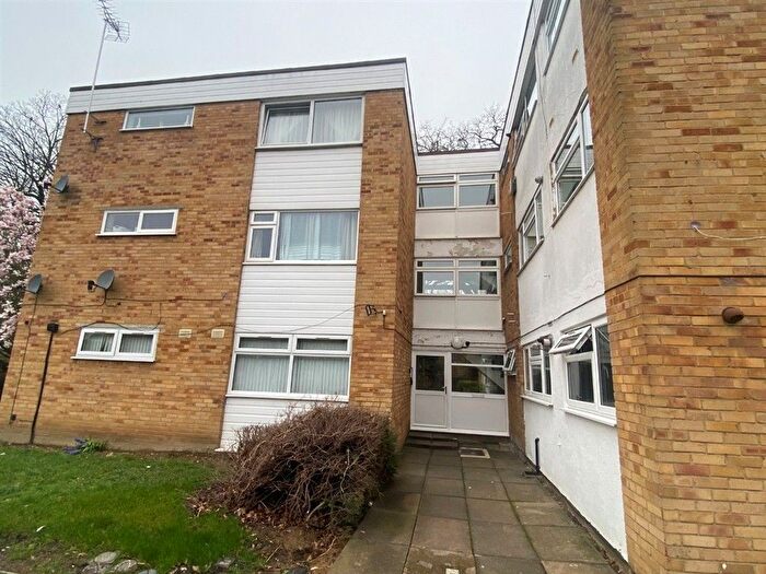 2 Bedroom Flat For Sale In Haynes Close, Slough, SL3