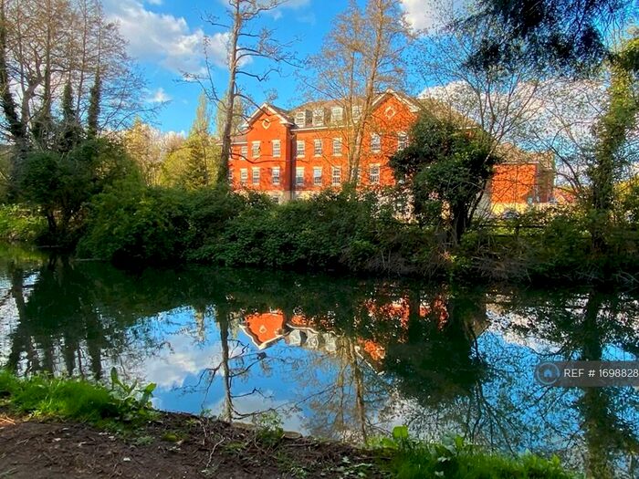 2 Bedroom Flat To Rent In Riverside, Apsley, Hemel Hempstead, HP3