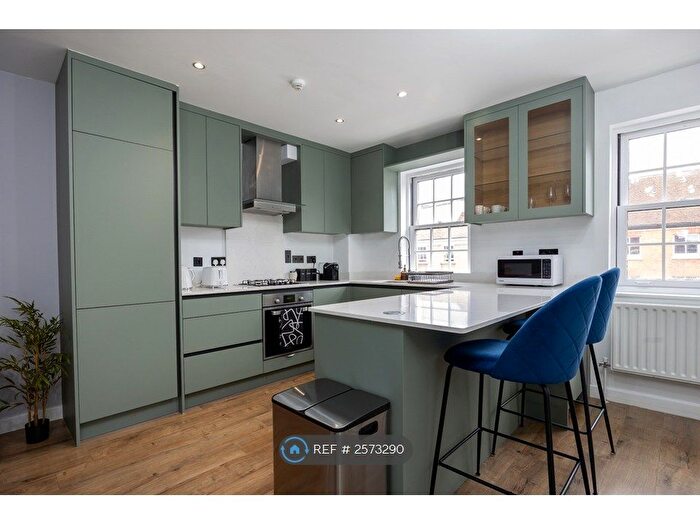 3 Bedroom Flat To Rent In Home Court, Reading, RG1