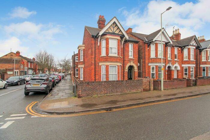 4 Bedroom Detached House For Sale In Castle Road, Bedford, MK40
