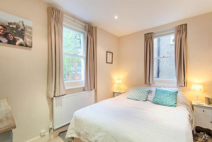 1 Bedroom Flat To Rent In Nevern Square, Earls Court, London, SW5