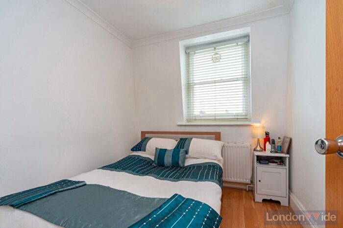 3 Bedroom Flat To Rent In Top Floor, Sutherland Avenue, Maida Vale, W9
