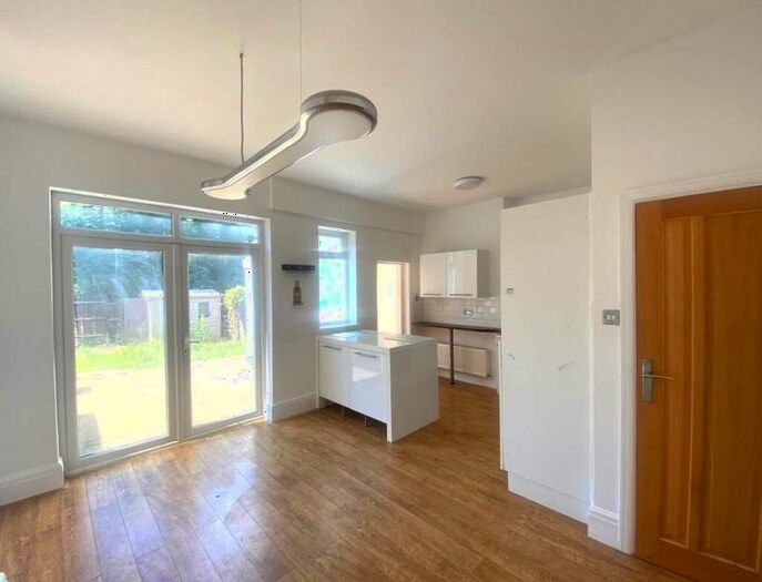 3 Bedroom End Of Terrace House To Rent In Leigh On Sea, SS9