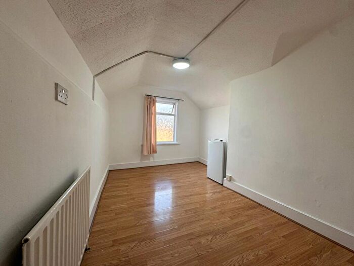 Studio To Rent In Thorncombe Road, London, SE22