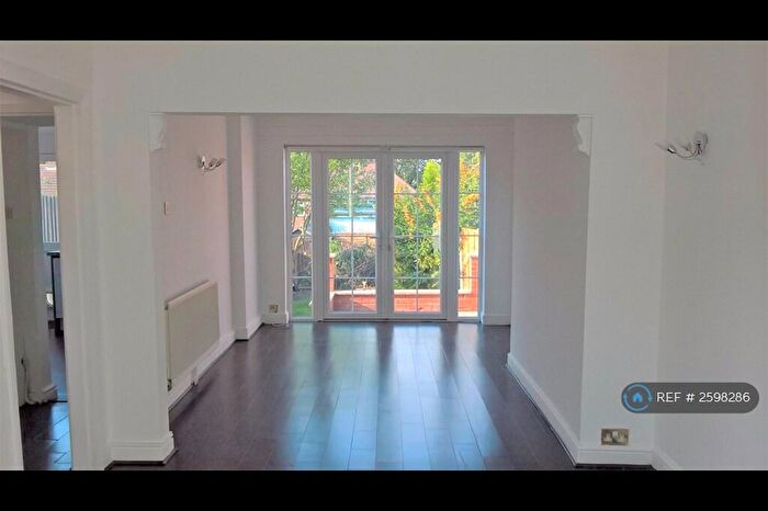 3 Bedroom Semi-Detached House To Rent In Durley Dean Road, Birmingham, B29