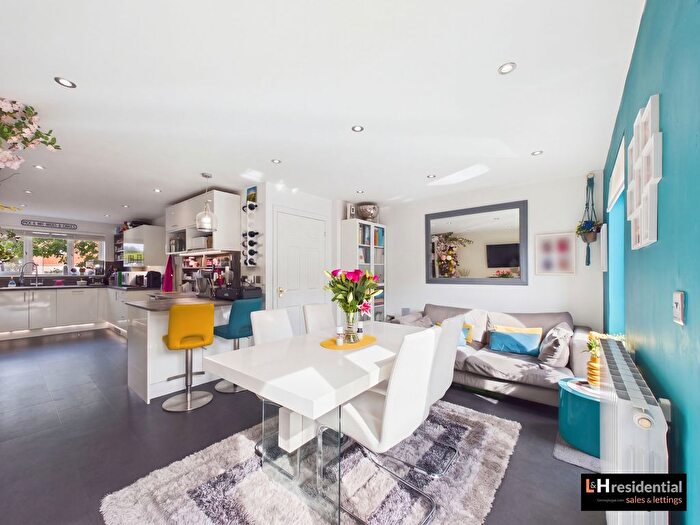 4 Bedroom Terraced House For Sale In Lyndhurst Walk, Borehamwood, WD6