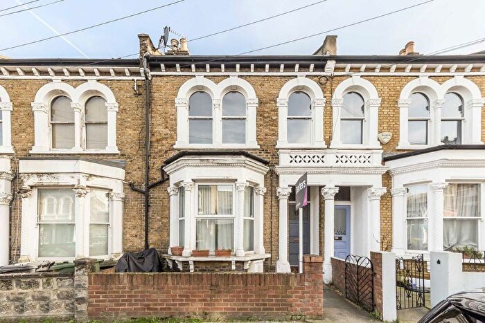 2 Bedroom Flat To Rent In Plato Road, London, SW2