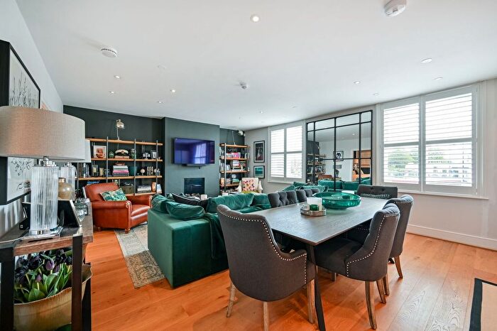 1 Bedroom Flat To Rent In Bridge Road, Hampton Court, East Molesey, KT8