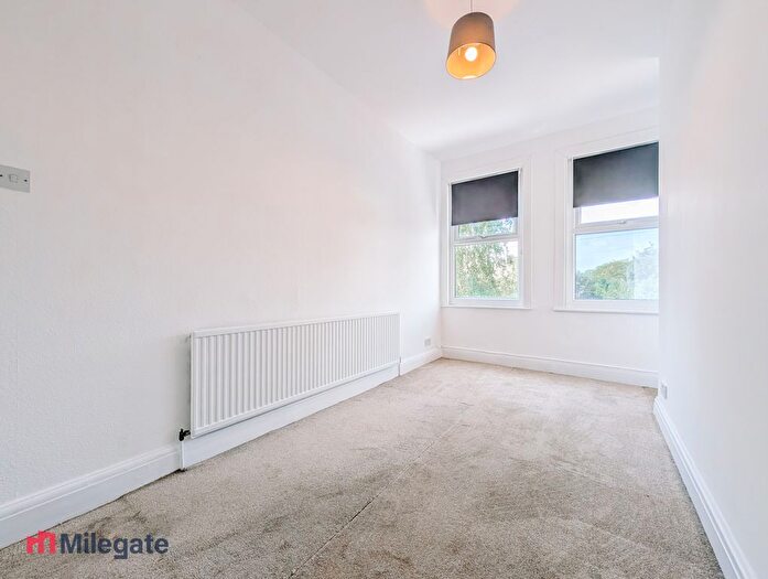 2 Bedroom Flat To Rent In Crowborough Road, Southend-On-Sea, SS2