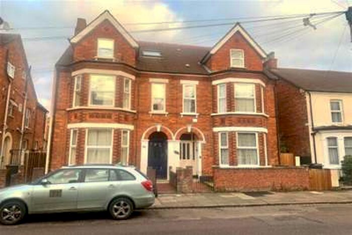 2 Bedroom Flat To Rent In Rutland Road, MK40